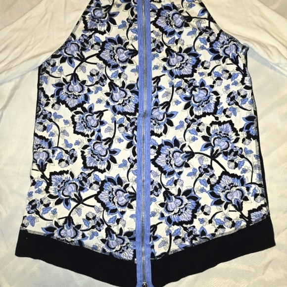 Chico's Zenergy Women Size 1 Black Multi Floral Zip Back 3/4 sleeve - Picture 8 of 9